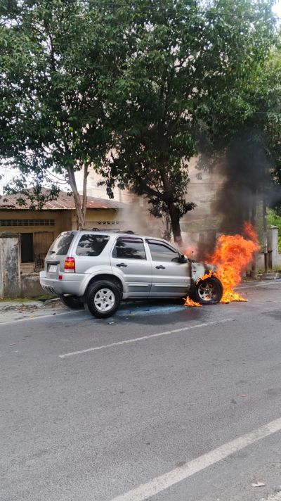 Diduga Korsleting Listrik, Sebuah Mobil Ford Everest Terbakar di Jalan Sei Serayu