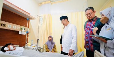 Mensos Gus Ipul Jenguk Korban Ledakan SMA 72 di Rumah Sakit