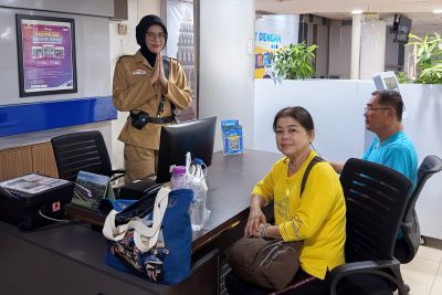 Peringati Hari Pahlawan, Frontliner KAI Sumut Kenakan Kostum Pejuang dan Bagikan Hadiah Kejutan ke Pelanggan