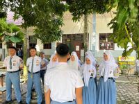 Polsis Polres Asahan Gatur Lalin dan Periksa Kerapian Atribut Sekolah