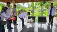 Peringatan HKN ke-61, RS Adam Malik Ziarah ke Makam dr FL Tobing di Tapteng
