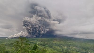Gunung Semeru Naik Status jadi AWAS Usai Erupsi, 300 Orang Warga Mengungsi