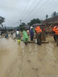 Koramil 01/BT Bantu Evakuasi Warga Terdampak Banjir di Batangtoru, Tapanuli Selatan