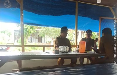 Usai Apel Pagi, Sejumlah Pegawai Kantor Camat Gunung Malela Asik Duduk di Kantin