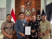 Lapas Padangsidimpuan Terima Hak Cipta Kerajinan Miniatur Becak Vespa dari Kanwil Kementerian Hukum Sumut