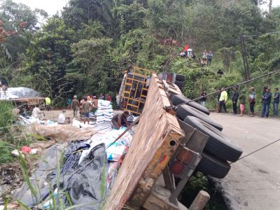 Truk Bermuatan Pupuk Terguling di Desa Semirik Kota Padangsidimpuan