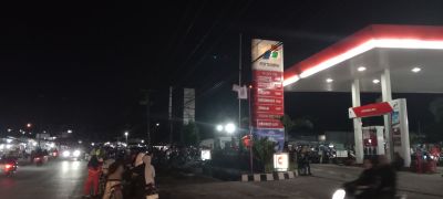 Demi Isi BBM Warga Rela Mengantri 2 Jam di SPBU Padangmatinggi