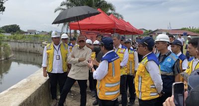 Menteri PU Dody Hanggono saat meninjau floodway  bersama rombongan di Jalan Pasar 1, Kelurahan Asam Kumbang, Kecamatan  Medan Selayang, Kota Medan, Sumatera Utara. (Foto : Mhd Ilham Pradilla/Nusantaraterkini.co)