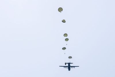 Ratusan Peterjun Kostrad Hiasi Langit Kota Timah Babel