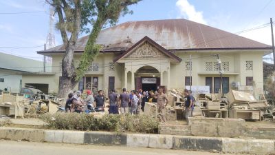 Pascabanjir, Sejumlah Gedung Perkantoran di Kota Langsa Masih Tertutup Lumpur