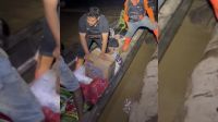Relawan Salurkan Bantuan ke Desa Terisolir Melalui Jalur Sungai dan Perbukitan