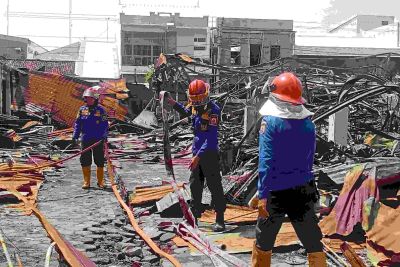 Dua Hari Usai Kebakaran, Sejumlah Titik Api Masih Terlihat Damkar Lakukan Pemadaman