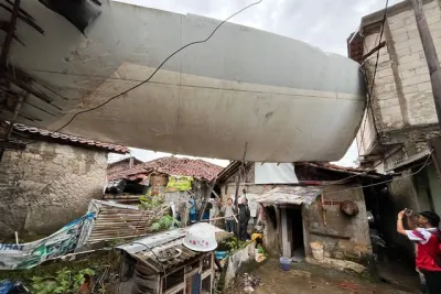 Terbang Diterjang Puting Beliung, Puing Sayap Pesawat Hantam Rumah Warga di Bogor