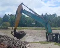 Pascabanjir, Dua Alat Berat Bersihkan Jalan dan Normalisasi Sungai Aek Sirahar di Barus