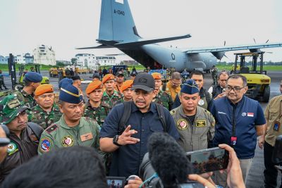 Tembus Daerah Terisolir, Gubernur Bobby Nasution Terbang Bawa Logistik dan Obat-obatan ke Tapteng dan Sibolga