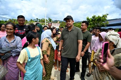 Bobby Nasution Terobos Daerah Banjir dan Longsor Parah di Tapteng, Salurkan Bantuan Logistik Air Bersih dan Internet