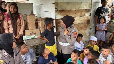Foto: Srikandi Polwan Polres Langkat Gelar Trauma Healing untuk Anak-Anak Korban Banjir