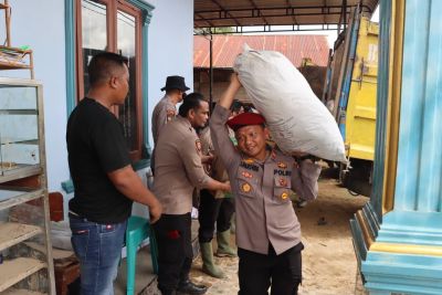 Arahan Kapolda Sumut: Personel Polres Padangsidimpuan Bantu Masyarakat yang Terdampak Bencana Alam
