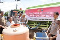 Polres Tapteng dan Polda Sumut Kolaborasi Serahkan Bantuan Pascabanjir di Gereja HKBP Sibuluan