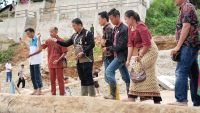Jurnalis Sibolga-Tapteng Gelar Tabur Bunga untuk Keluarganya yang Meninggal dalam Bencana Banjir Bandang