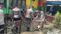 Brimob Polda Sumut Gerak Cepat Bersihkan SMPN 1 Tanjung Pura Pascabanjir