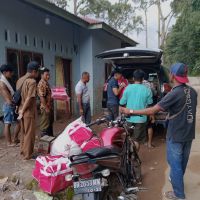 Desa Aek Bontar Rata dengan Tanah, Anggota DPRD dan Camat Tukka Antar Bantuan ke Pengungsi