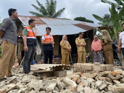 Tangis Warga Pecah Saat PSI Datang Bawa Bantuan di Tengah Rumah yang Hampir Roboh: Kami Akan Bantu Perbaikan
