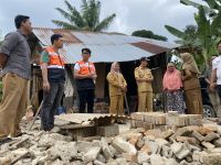 Tangis Warga Pecah Saat PSI Datang Bawa Bantuan di Tengah Rumah yang Hampir Roboh: Kami Akan Bantu Perbaikan