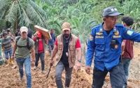 Akses Terputus Lumpur Setinggi Leher, Ratusan Warga di Aceh Timur Sempat Tak Terhubung