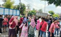 Warga Korban Banjir Geruduk Kantor Camat Batang Kuis, Tuntut Bantuan dan Normalisasi Parit
