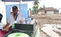 Kisah Pedagang Es Dawet Ayu Raup Cuan di Lokasi Bencana Garoga Tapsel