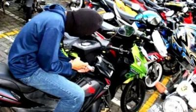 Motor Jamaah Digondol Maling Saat Salat Subuh di Masjid, Aksi Terekam CCTV