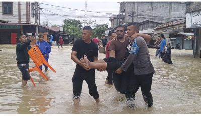 Kisah Heroik Aipda Berni Gendong Warga Lintasi Genangan Air