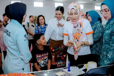 Perkuat Aksesibilitas, Kahiyang Ayu Salurkan Perangkat Pendengaran bagi Warga Deliserdang
