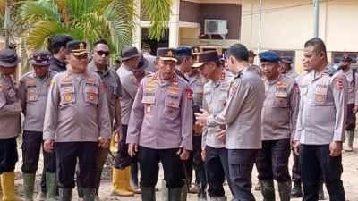 Kapolri Tinjau Posko Kesehatan Serta Kantor Polisi Yang Terdampak Banjir Bandang di Aceh Tamiang