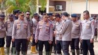 Kapolri Tinjau Posko Kesehatan Serta Kantor Polisi Yang Terdampak Banjir Bandang di Aceh Tamiang