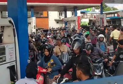 Pasokan Terganggu, Warga Binjai Rela Antre Berjam-jam Demi Dapatkan BBM