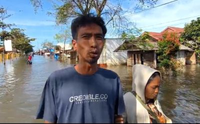 Cerita Iwan, Korban Banjir Langkat yang Menyusuri Air Selama Satu Jam Demi Dapatkan Makan