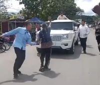 Pria Paruh Baya Hadang RI 1, Aksi Spontan Warga Warnai Kunjungan Presiden Prabowo ke Lokasi Pengungsian Langkat