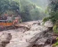 Banjir Bandang Terjang Wisata Guci Tegal, Kolam Air Panas Pancuran 13 Ditutup Sementara