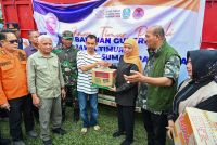 Wagub Sumut Surya Bersama Gubernur Jatim Khofifah Tinjau Korban Bencana Banjir di Langkat