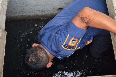 Aksi Sigap Damkar Pemalang Evakuasi Kunci Motor Pelajar yang Jatuh ke Saluran Air