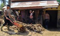 Aksi Kemanusiaan Brimob Polda Sumut Bersihkan Sisa Banjir Bandang di Tapanuli Tengah