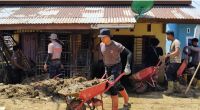 Brimob Polda Sumut Bersihkan Rumah Warga Dua Kecamatan Terdampak Bencana di Tapteng