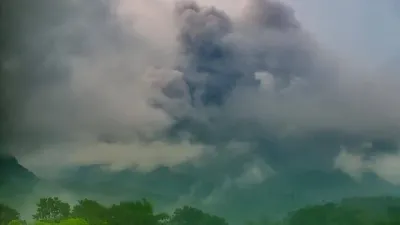 Merapi Luncurkan Awan Panas Guguran Pagi Hari, BPPTKG Perbarui Peta Bahaya