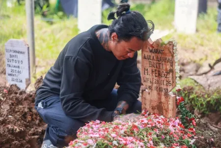 Tangis Keluarga dan Reza Arap Warnai Pemakaman Lula Lahfah