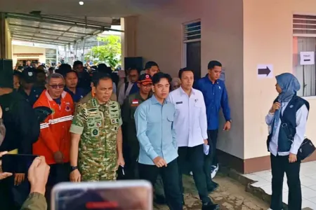 Gibran Tinjau Langsung Pengungsi Longsor di Cisarua Bandung Barat