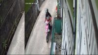 Terekam CCTV, Jambret Bermotor Rampas Dua Ponsel Anak Penjual Sayur di Palembang