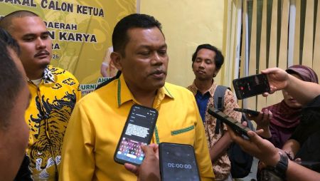 Diwakilkan Sekretaris DPD Labura, Hendri Yanto Sitorus Kembalikan Formulir Pendaftaran Calon Ketua Golkar Sumut