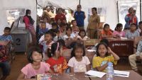 Belajar di Tenda Darurat, Siswa Korban Banjir Tapteng Dibebaskan dari Pekerjaan Rumah